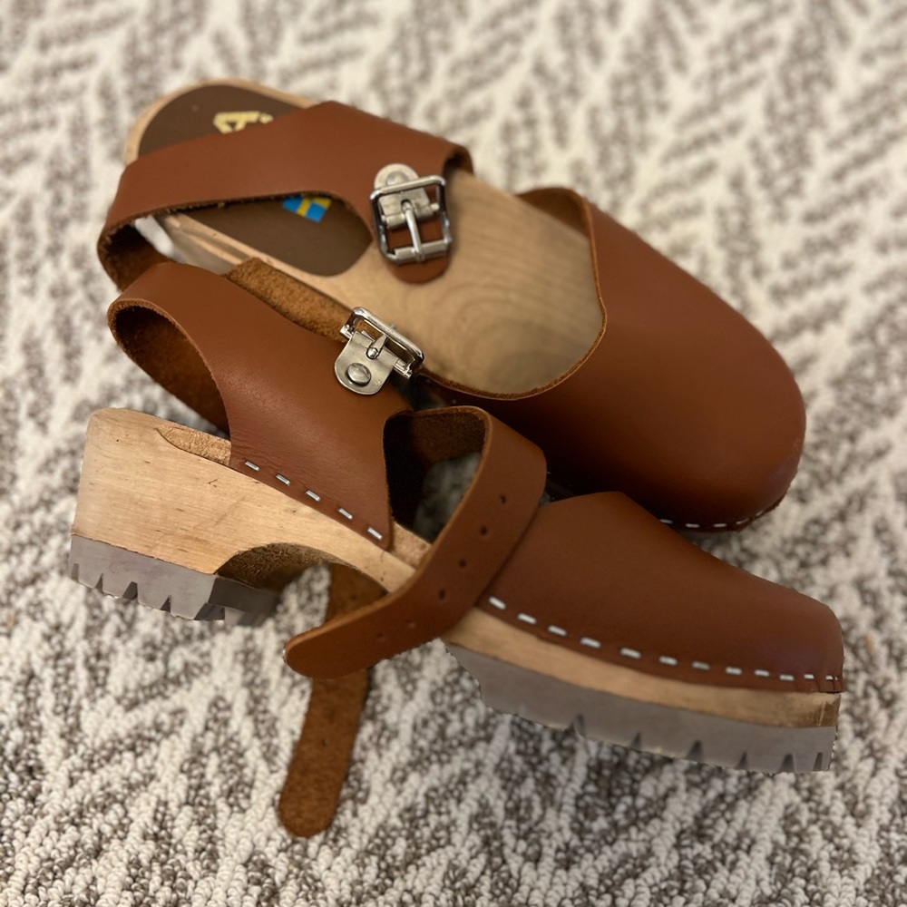Women clog sandals. Leather & wood
